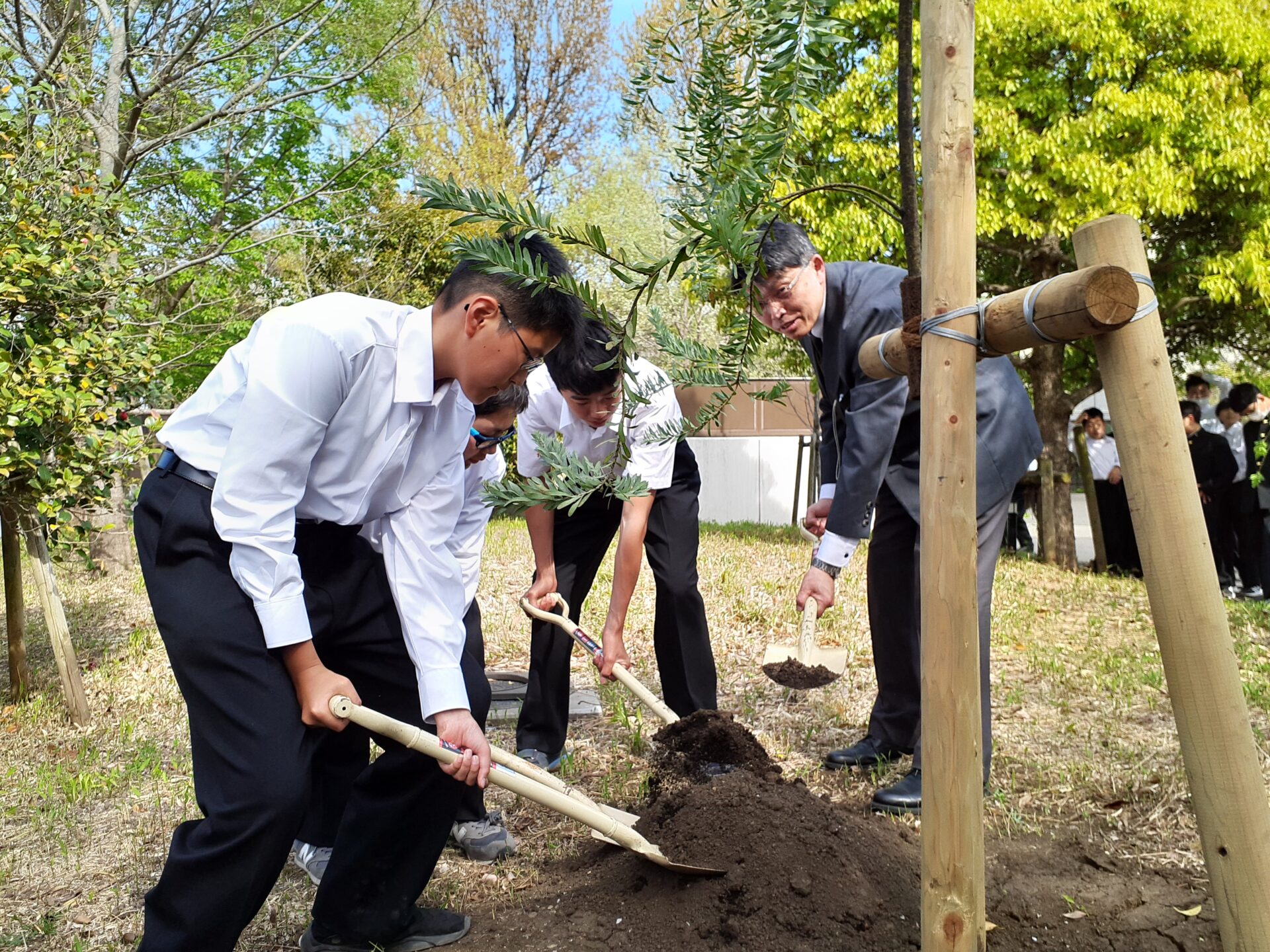 クラス代表と原口校長による記念植樹