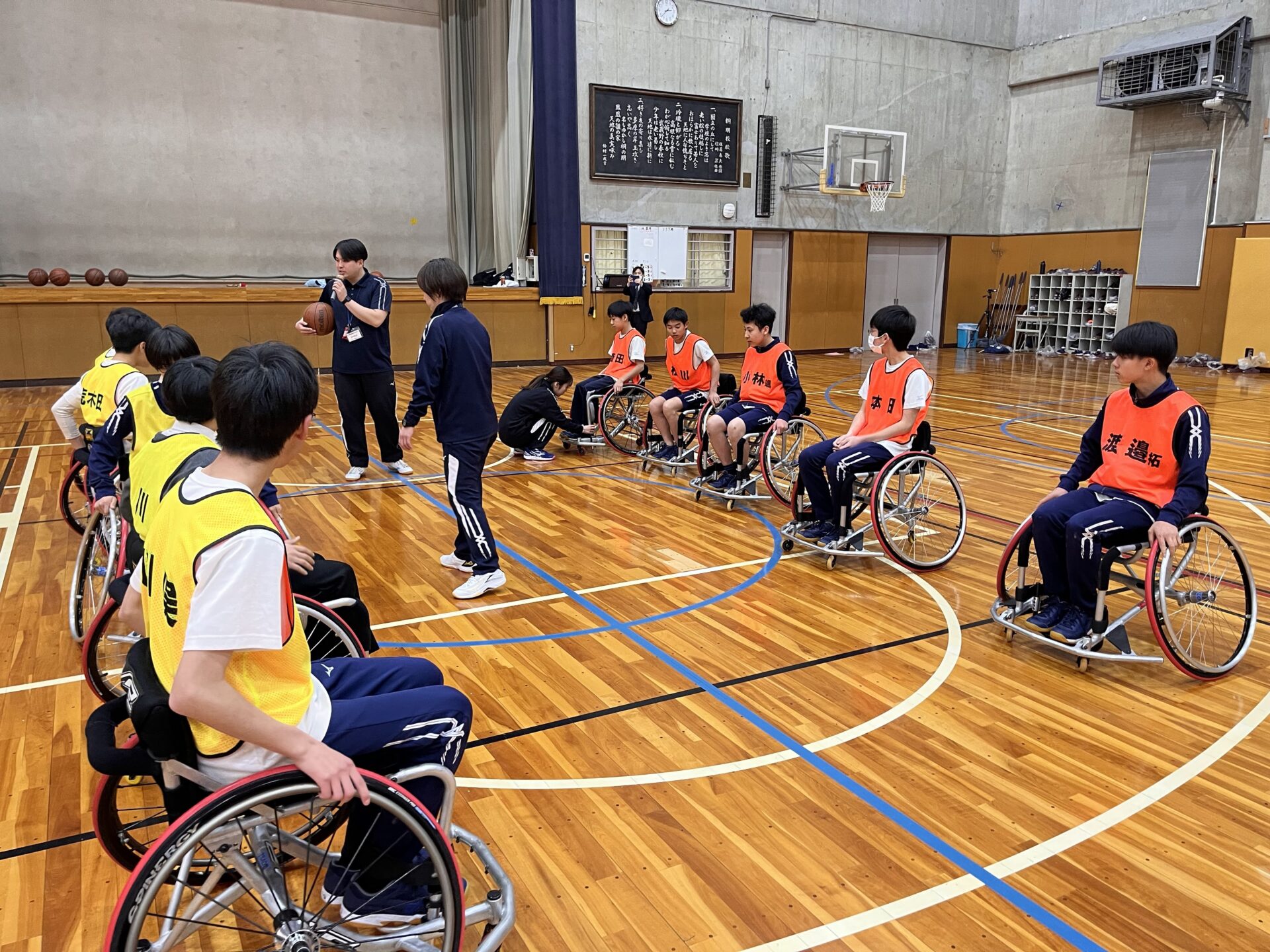 中１ホームルーム企画で「車いすバスケットボール体験会」を実施しました